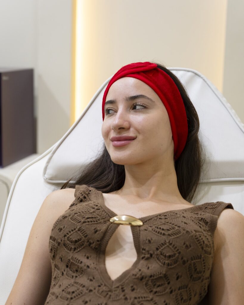 Paciente sonriente en la cabina de Clinica Vizu
